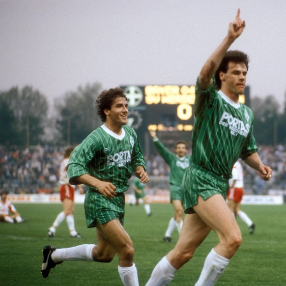 Bildnummer: 04153613 Datum: 09.05.1989 Copyright: imago/Kicker/Eissner
Rune Bratseth (re.) und Karl Heinz Riedle (beide Bremen) - Torjubel; Pokalspiel, SV Werder Bremen, Karlheinz, Halbfinale, Vdia, q ...