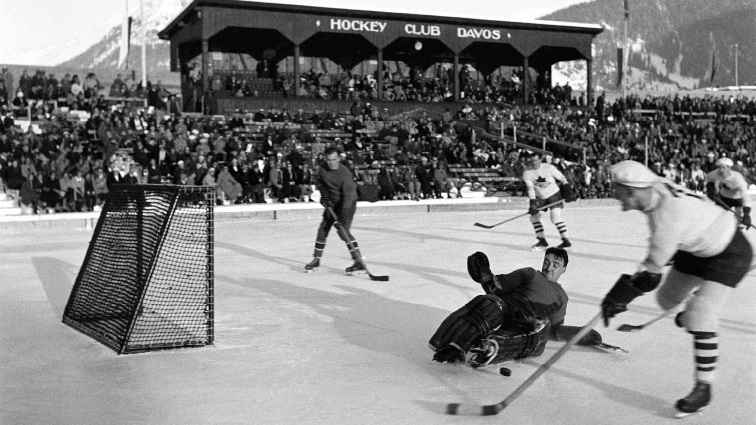 Ein kanadischer Angreifer versucht im Spiel Kanada gegen Grossbritannien an der Eishockey-Weltmeisterschaft 1935 in Davos, Schweiz, den britischen Torhueter zu bezwingen, aufgenommen im Januar 1935. ( ...