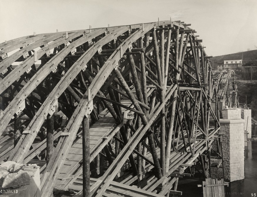 27. März 1918: Baustelle Rheinbrücke Eglisau,&nbsp;Lehrgerüst für Brückenbogen, Konstruktionsform: Ringdübel.