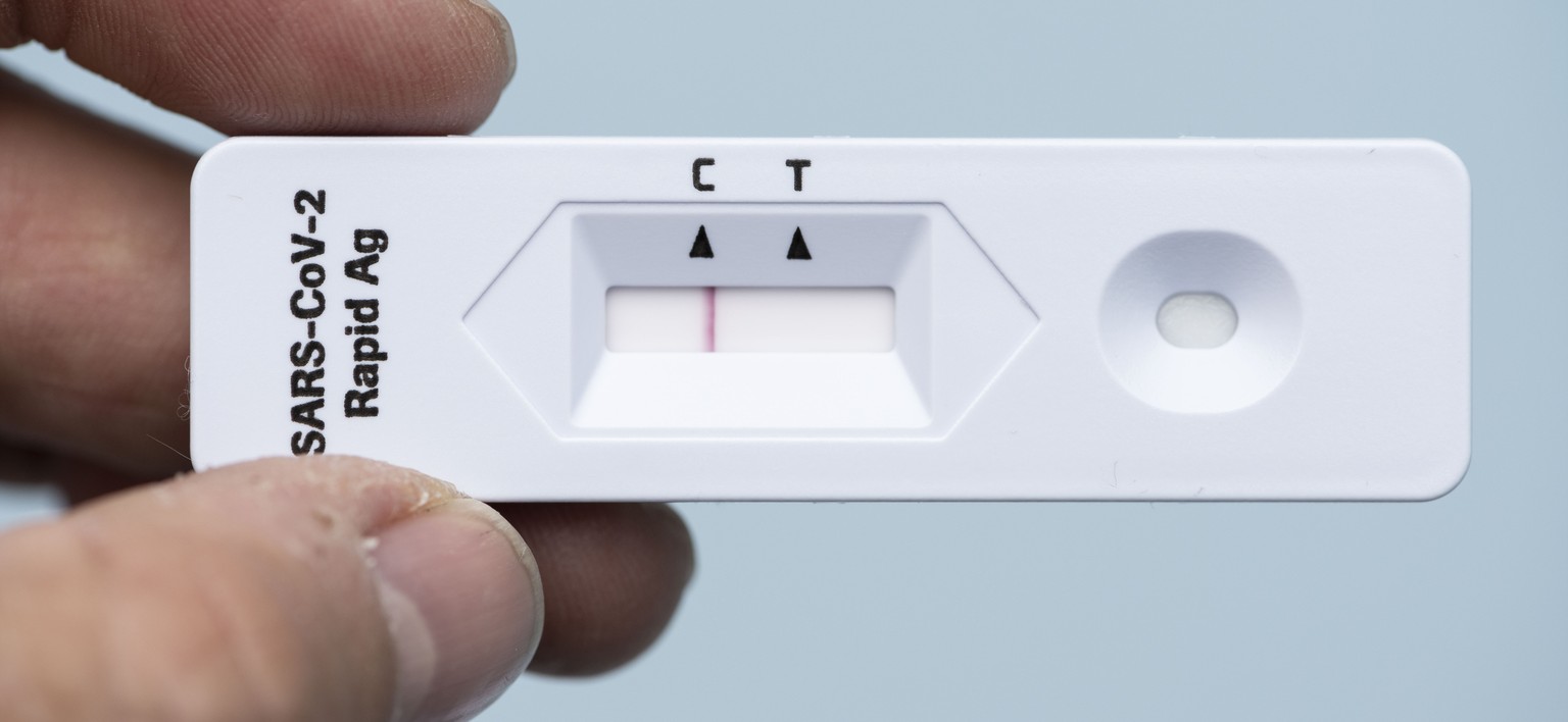 Ein Coronavirus Antigen-Selbsttest zeigt ein negatives Testresultat an, fotografiert am Freitag, 9. April 2021, in Zuerich. (KEYSTONE/Christian Beutler)