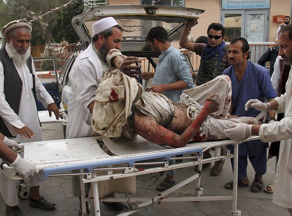 Sanitäter kümmern sich um einen der Dutzenden Verletzten nach dem Bombenanschlag auf eine Moschee in der ostafghanischen Provinz Nangarhar.