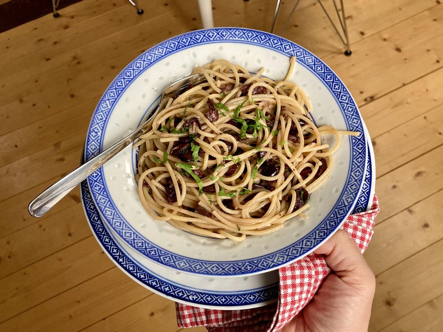 spaghetti con olive nere schwarze oliven essen kochen food pasta italien