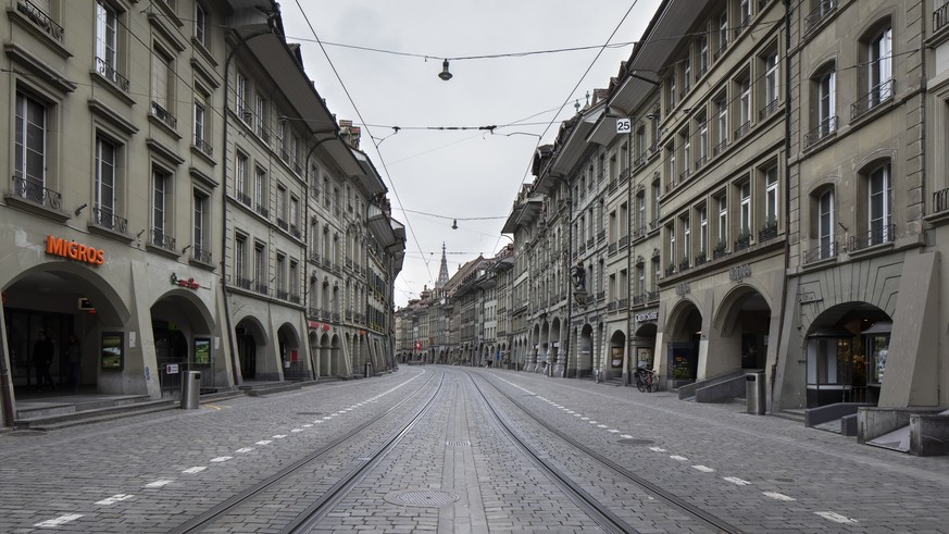 Die menschenleere Marktgasse in der Altstadt, am Sonntag, 22. Maerz 2020 in Bern. (KEYSTONE/Peter Klaunzer)