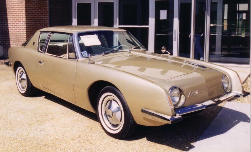 studebaker avanti design 1960s auto usa retro https://de.wikipedia.org/wiki/Datei:1963_Studebaker_Avanti_gold_at_Concord_University.JPG