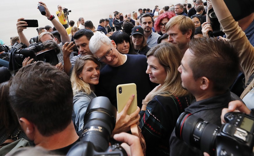 epaselect epa07833376 Apple CEO Tim Cook poses for a selfie duering the hands-on portion of the Apple Special Event in the Steve Jobs Theater at Apple Park in Cupertino, California, USA, 10 September  ...