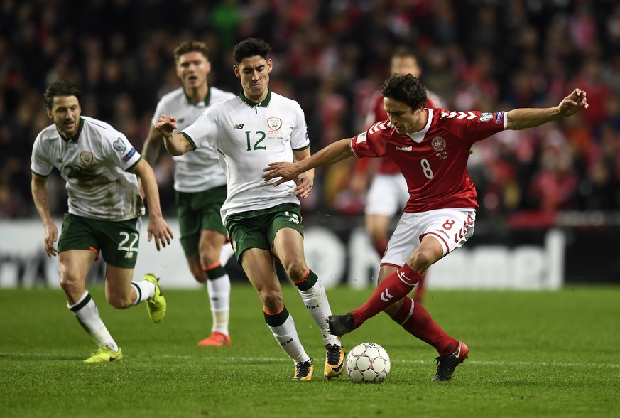 epa06323352 Callum O&#039;Dowda (C) of Ireland in action against Thomas Delaney (R) of Denmark during the FIFA World Cup 2018 play-off first leg soccer match between Denmark and Ireland in Copenhagen, ...