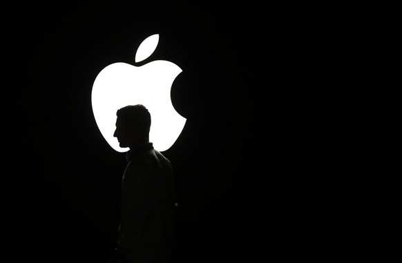 epa08612920 (FILE) - A man walks in front of the Apple logo during a product announcement event from the Bill Graham Civic Auditorium in San Francisco, California, USA, 09 September 2015 (reissued 19  ...