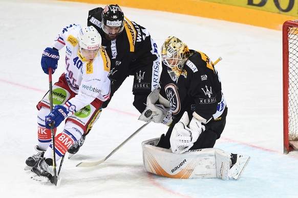 From left: Kloten&#039;s player Tomi Sallinen, Lugano’s player Thomas Wellinger and Lugano’s goalkeeper Elvis Merzlikins, during the preliminary round game of National League A (NLA, LNA) Swiss Champi ...