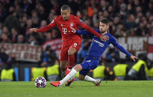 epa08247638 Jorginho (R) of Chelsea in action against Thiago Alcantara (L) of Bayern Munich during the UEFA Champions League Round of 16, first leg match between Chelsea FC and Bayern Munich in London ...
