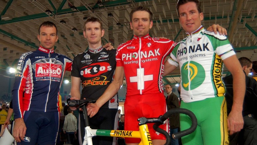 Les cyclistes suisses Laurent Dufaux, Jean Nuttli, Alexandre Moos et Oscar Camenzind, de gauche a droite, posent lors de la course en hommage a Oscar Plattner, organisee dans le cadre des 3 jours de G ...