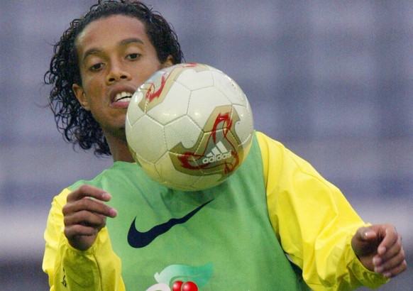 MD195 - 20020629 - YOKOHAMA, JAPAN : Brazilian midfielder Ronaldinho chests the ball during a training session on the eve of Germany/Brazil final match of the 2002 FIFA World Cup, 29 June 2002 at Yoko ...