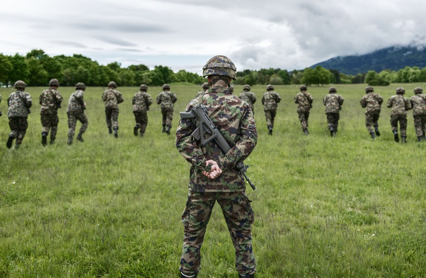 ZUR ARMEEBOTSCHAFT 2018, STELLEN WIR IHNEN HEUTE, 20. MAERZ 2018, FOLGENDES BILDMATERIAL ZUR VERFUEGUNG - Infantry recruits at foot drill on a green field, pictured on May 17, 2013, in the infantry re ...