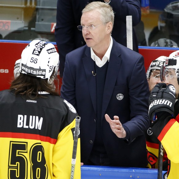 epa05623044 Kari Jalonen, coach of SC Bern, during a time out during the Champions League ice hockey Round of 16 match between Jyp Jyvaskyla and SC Bern at Synergia-Areena in Jyvaskyla, Finland, 08 No ...