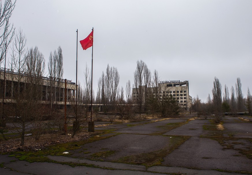 Eine einsame Sowjet-Flagge auf dem Platz, der einst das geistige und geographische Zentrum der Stadt war.&nbsp;