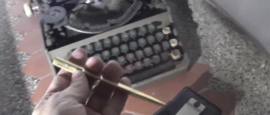 In der Schreibmaschine stecke noch ein goldener Kugelschreiber.