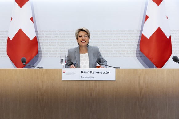 Bundesraetin Karin Keller-Sutter spricht waehrend einer Medienkonferenz des Bundesrates ueber die Situation des Coronavirus, am Donnerstag, 9. April 2020 in Bern. (KEYSTONE/Peter Klaunzer)
