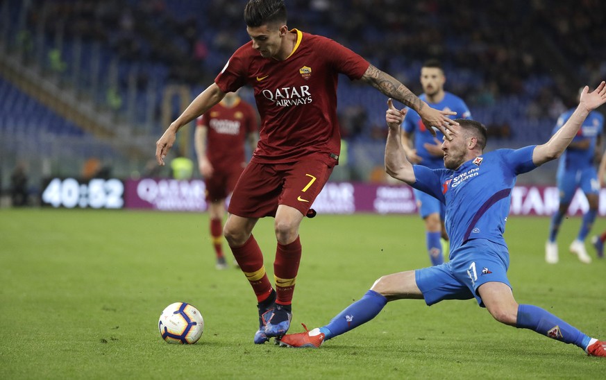 Roma&#039;s Lorenzo Pellegrini, left, is tackled by Fiorentina&#039;s Jordan Veretout during the Serie A soccer match between Roma and Fiorentina at the Rome Olympic stadium, Wednesday, April 3, 2019. ...
