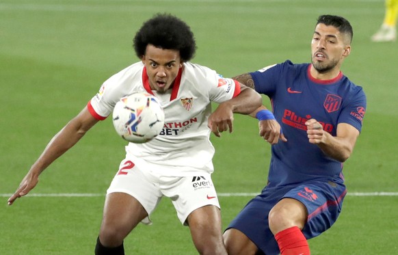epa09116069 Sevilla&#039;s French defender Jules Kounde (L) vies for the ball against Atletico&#039;s Uruguayan striker Luis Suarez (R) during the Spanish LaLiga soccer match between Sevilla FC and At ...