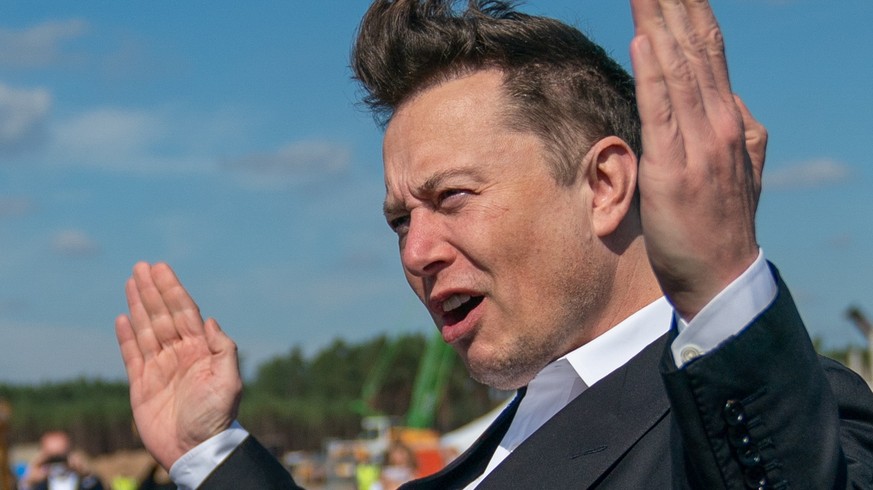epaselect epa08643305 Tesla and SpaceX CEO Elon Musk (R) gives a statement at the construction site of the Tesla Giga Factory in Gruenheide near Berlin, Germany, 03 September 2020. Musk visited the Ge ...