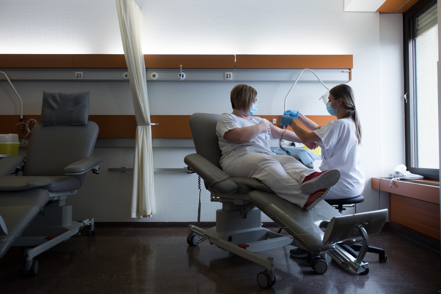 Medizinischem Personal wird eine Blutprobe fuer immunologische Tests bei den Angestellten des Regionalkrankenhauses Lugano Civico (Ospedale Regionale di Lugano) entnommen, um die Exposition gegenueber ...