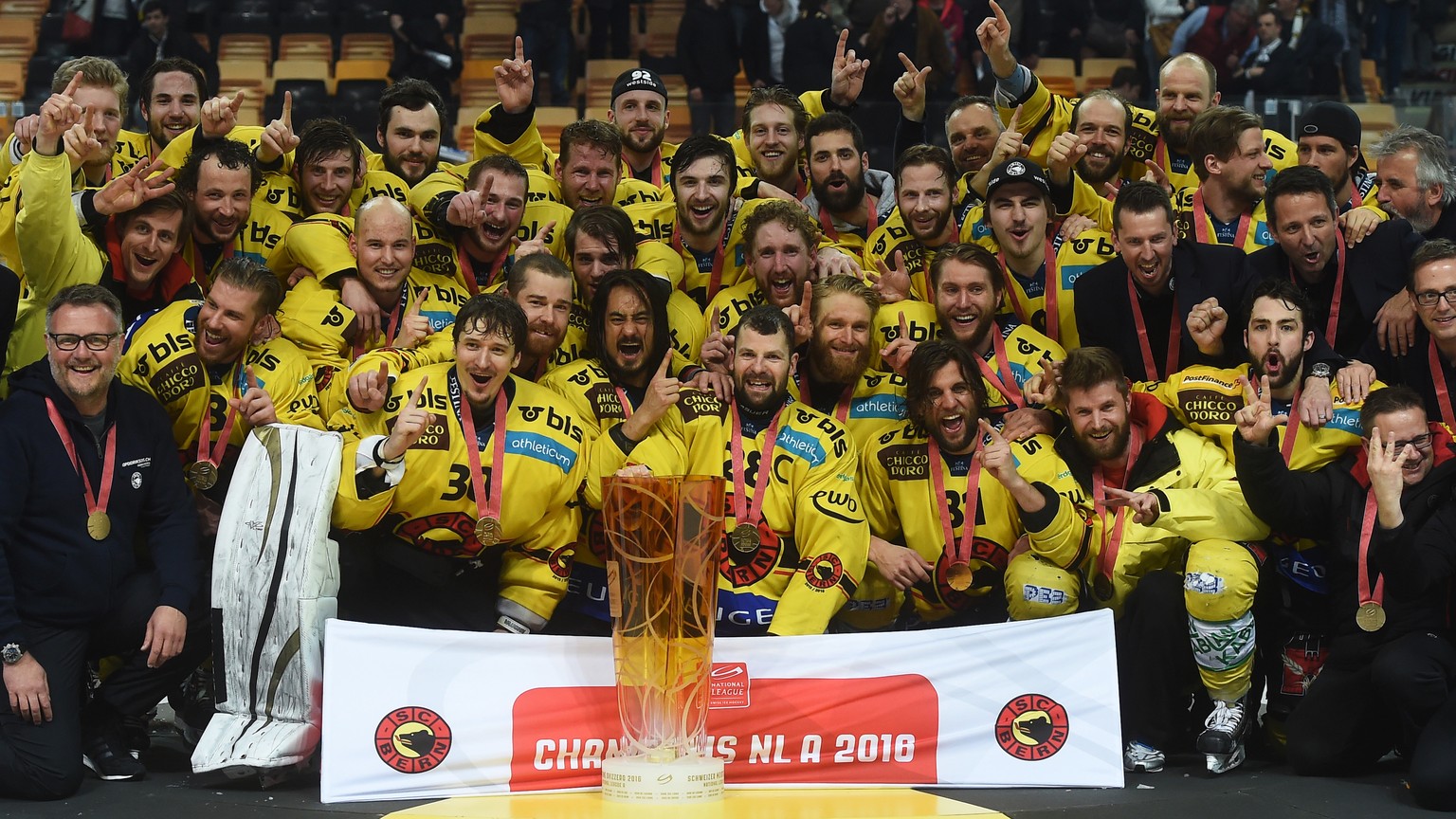 Gruppenbild mit Pokal: Der SC Bern feiert den 14. Meistertitel.