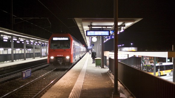 Train station Mellingen Heitersberg on the S3 train line with the bus station, right, in the canton of Aargau, Switzerland, pictured on February 2, 2009. (KEYSTONE/Gaetan Bally)

Bahnhof Mellingen Hei ...