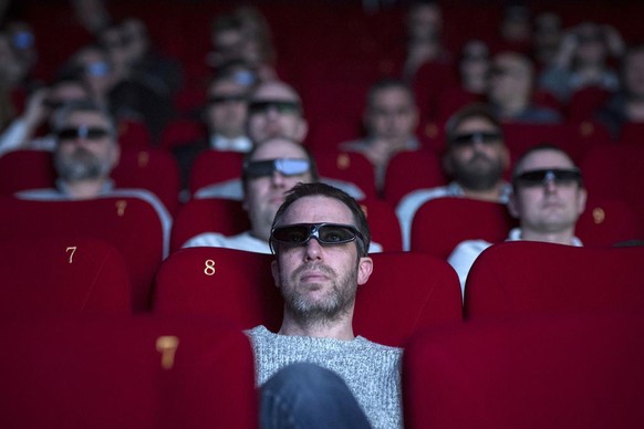 Besucher betrachten einen Film an der Premiere des weltweit ersten 3D Cinema LED Screen, aufgenommen am Dienstag, 20. Maerz 2018 in Zuerich. (KEYSTONE/Ennio Leanza)