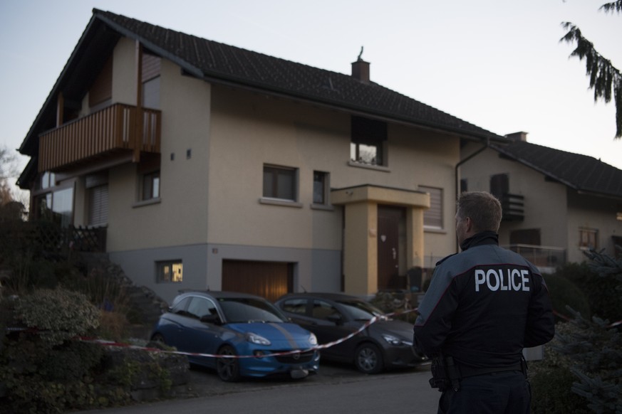 Ein Polizist steht vor einem Einfamilienhaus in Suberg BE, am Mittwoch, 15. November 2017. Laut einer Meldung hat die Kantonspolizei Bern in der Nacht auf Mittwoch zwei Personen in einem Haus tot aufg ...