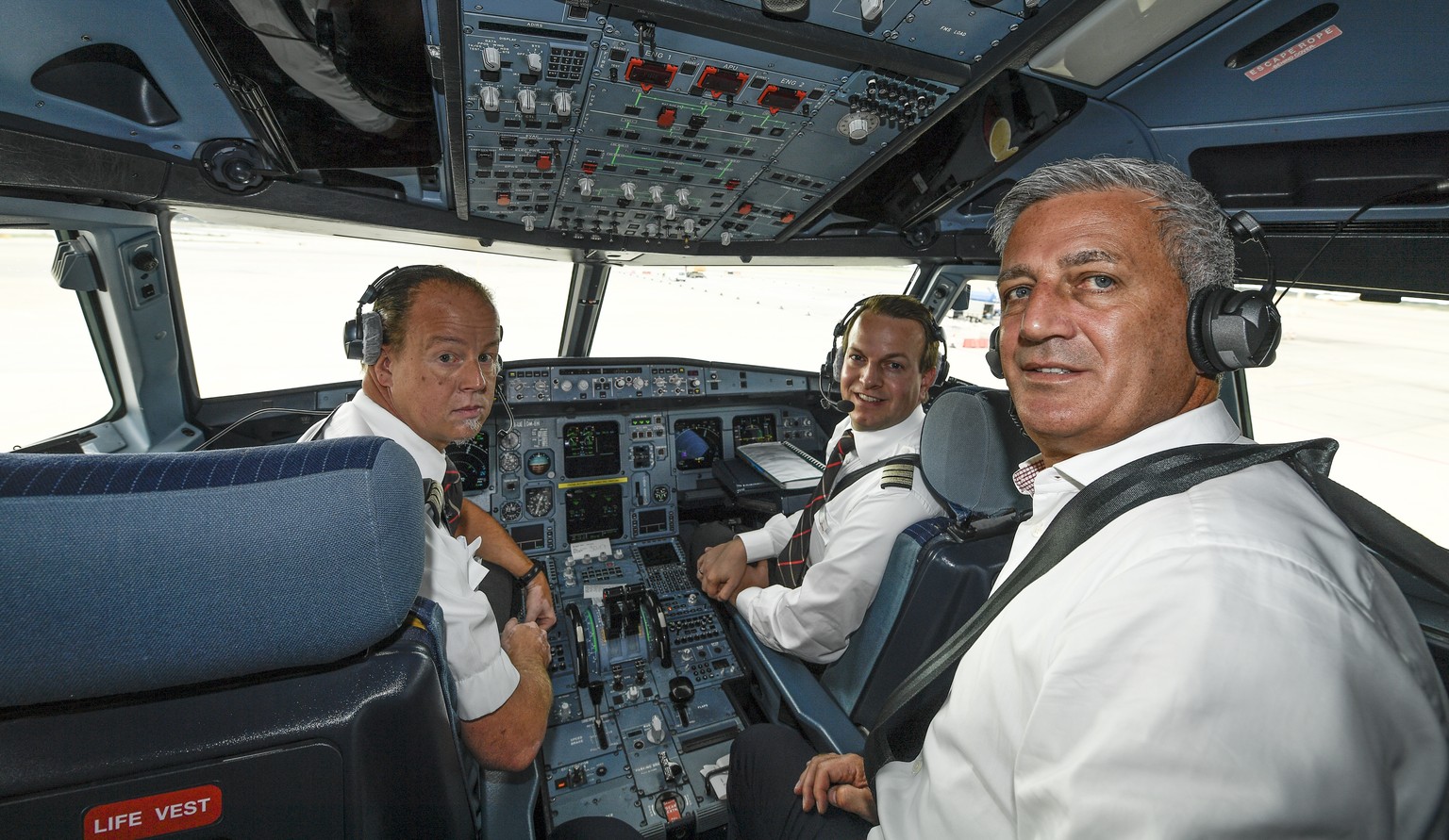 Pilot Andreas Spitznagel, Co-Pilot Heina Carlsten und Vladimir Petkovic,Trainer der Schweizer Fussball-Nationalmannschaft, von links, sitzen im Cockpit des Flugzeugs, das die Nationalmannschaft von Ba ...