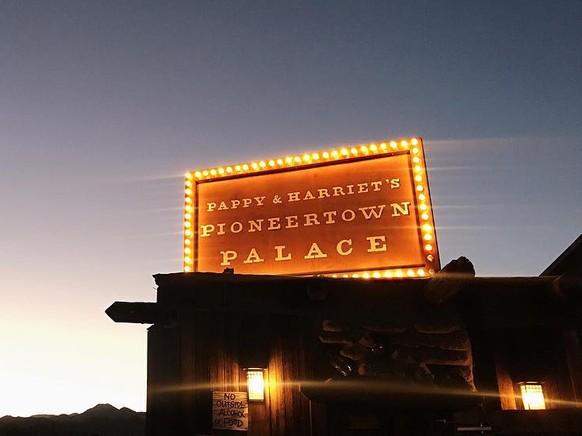 pioneertown kalifornien pappy and harriet&#039;s nachtklub saloon westernstadt kulisse joshua tree high desert https://en.wikipedia.org/wiki/Pioneertown,_California