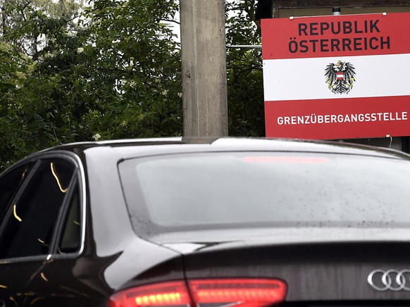 ARCHIV - Ein Fahrzeug passiert die Grenze zwischen Ungarn und Österreich. Österreich verhängt für alle Einreisenden aus Corona-Risikogebieten vom 7. Dezember bis zum 10. Januar eine zehntägige Quarant ...