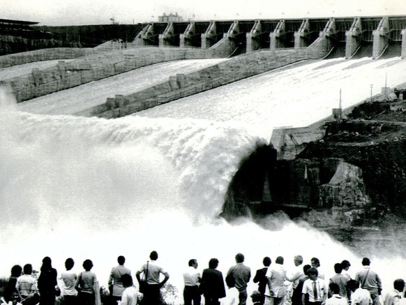 Ein Staudamm in Brasilien wird eingeweiht. Das von Brasilien und Paraguay in Gemeinschaftsarbeit erstellte groesste Wasserkraftwerk der Welt am Itaipu-Staudamm an der Grenze beider Laender hat am Frei ...
