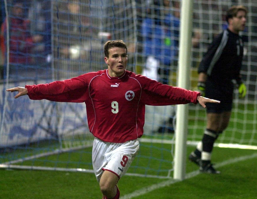 Switzerland&#039;s Alex Frei celebrates after scoring the fifth goal for his team during the Soccer World Cup qualifier Switzerland against Luxemburg in Zurich on Wednesday, March 28, 2001. (KEYSTONE/ ...