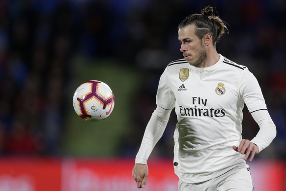 Real Madrid&#039;s Gareth Bale eyes the ball during a Spanish La Liga soccer match between Getafe and Real Madrid at the Alfonso Perez stadium in Getafe, Spain, Thursday, April 25, 2019. (AP Photo/Ber ...