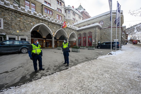 epa08946372 Policemen stand guard outside Badrutt&#039;s Palace Hotel on Via Serlas in St. Moritz, Switzerland, 18 January 2021. Guests and employees at the Grand Hotel des Bains Kempinski St Moritz a ...