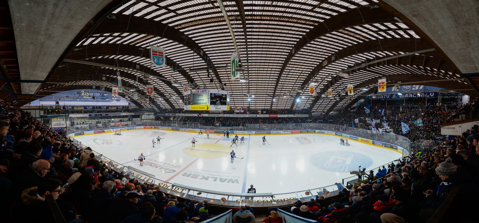 Blick auf das Eishockey Meisterschaftsspiel der National League A zwischen dem HC Ambri-Piotta und dem HC Lugano, am Sonntag, 3. Januar 2016, in der Valascia Eishalle in Ambri. (KEYSTONE/Ti-Press/Gabr ...