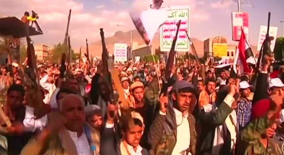 radar-reuters Tausende haben in Sanaa, der Hauptstadt Yemens gegen die Bombardierungen der saudisch-geführten Allianz demonstriert und gleichzeitig ihre Unterstützung für die Huthi-Rebllen ausgedrückt ...