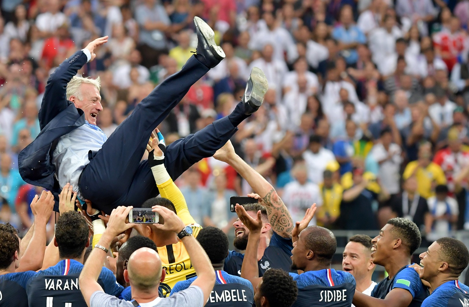 epa06891263 France&#039;s coach Didier Deschamps (up) celebrates with his team after winning the FIFA World Cup 2018 final between France and Croatia in Moscow, Russia, 15 July 2018.

(RESTRICTIONS  ...
