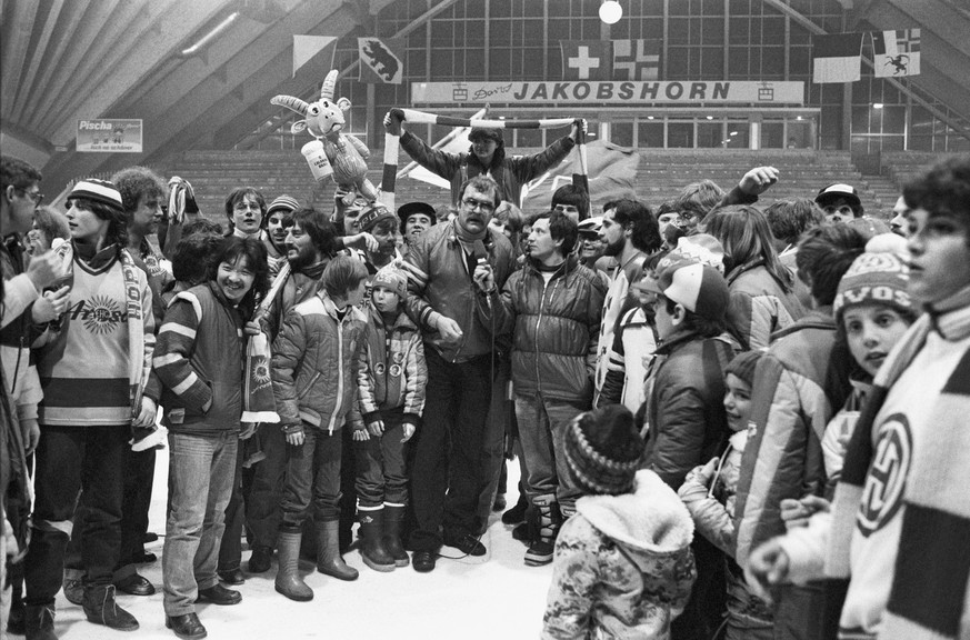 Jubel bei den Arosa-Fans, nachdem sich der EHC Arosa mit einem 7:2-Auswaertssieg am 24. Februar 1982 in Davos gegen seinen Erzrivalen Davos den Meistertitel gesichert hat. Inmitten der Fans wird Train ...