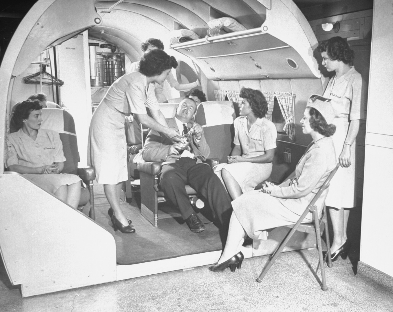 1947:&nbsp;Studentinnen der McConnell Air Hostess School lernen, wie man mit betrunkenen Passagieren umgeht.