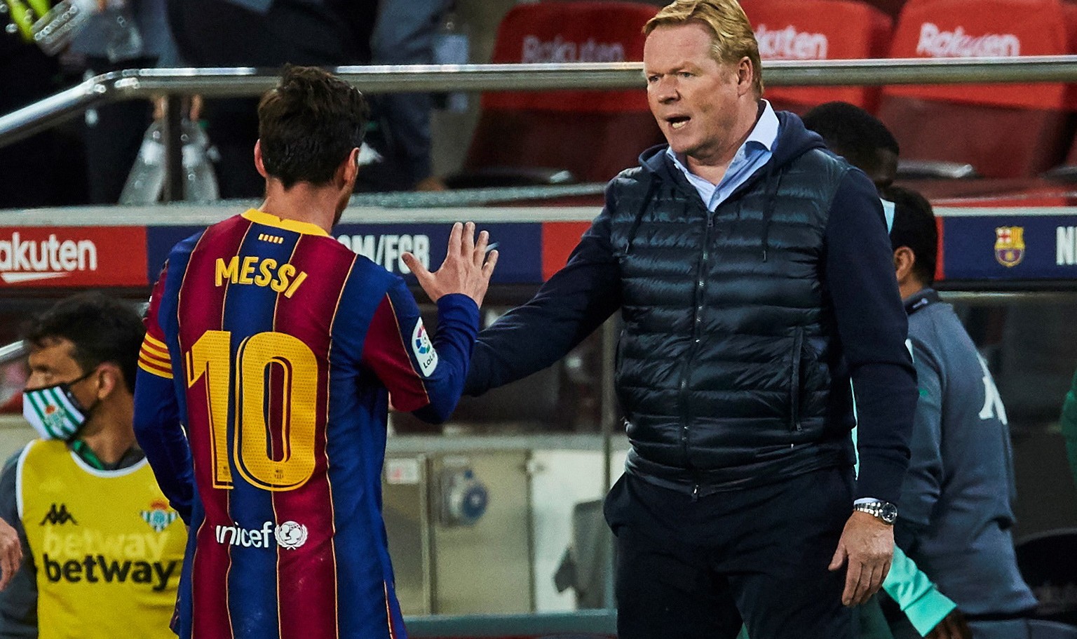 epa08805275 FC Barcelona&#039;s head coach Ronald Koeman (R) and striker Lionel Messi (L) during the Spanish LaLiga soccer match between FC Barcelona and Real Betis held at Camp Nou stadium in Barcelo ...