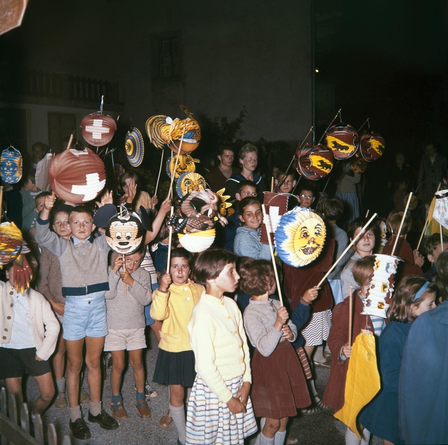 Kinder mit Lampions beim Fackezug an der Bundesfeier in einem Dorf im Kanton Wallis um 1960. (KEYSTONE/PHOTOPRESS-ARCHIV/RIA/Str)
