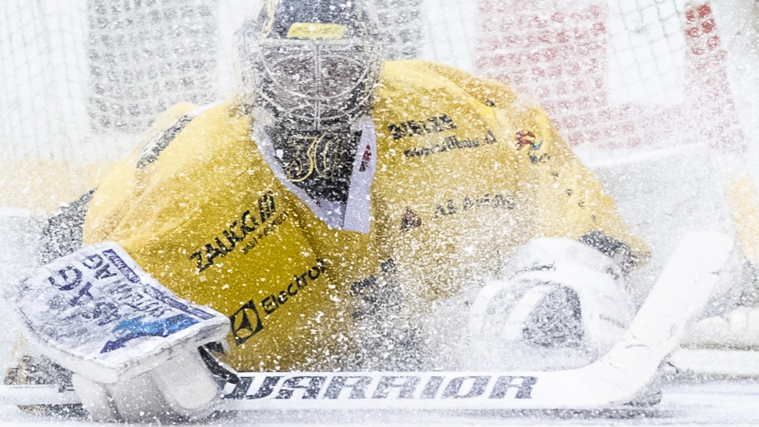 Le gardien bernois Philip Wuethrich fait un arret, lors du 1er match de la finale de playoff du championnat suisse de hockey sur glace, Swiss League, entre le HC La Chaux-de-Fonds et le SC Langenthal, ...