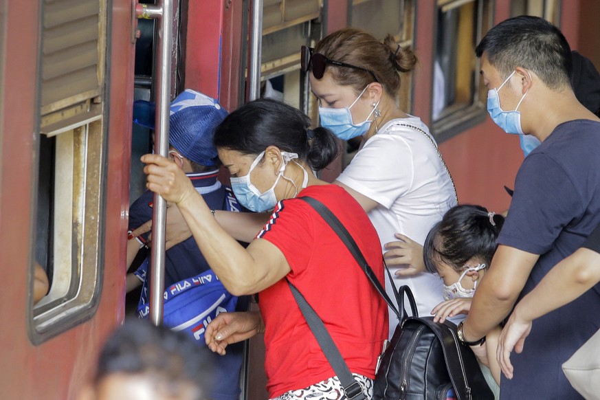 epa08170122 A group of Chinese tourists wear protective masks at the Fort railway station in Colombo, Sri Lanka, 27 January 2020. Sri Lankan health and immigration officials have taken action to scree ...