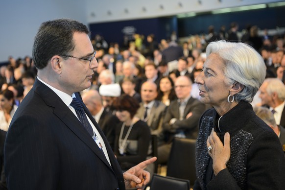 Thomas Jordan, left, President of the Swiss National Bank, SNB, speaks with Managing Director of the International Monetary Fund Christine Lagarde, right, during a panel session on the first day of th ...