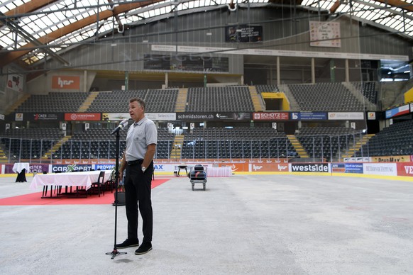 Der neue SCB Headcoach Don Nachbaur spricht mit Journalisten waehrend ein Medientermin, am Freitag, 26. Juni 2020 in der Postfinance Arena in Bern. (KEYSTONE/Anthony Anex)