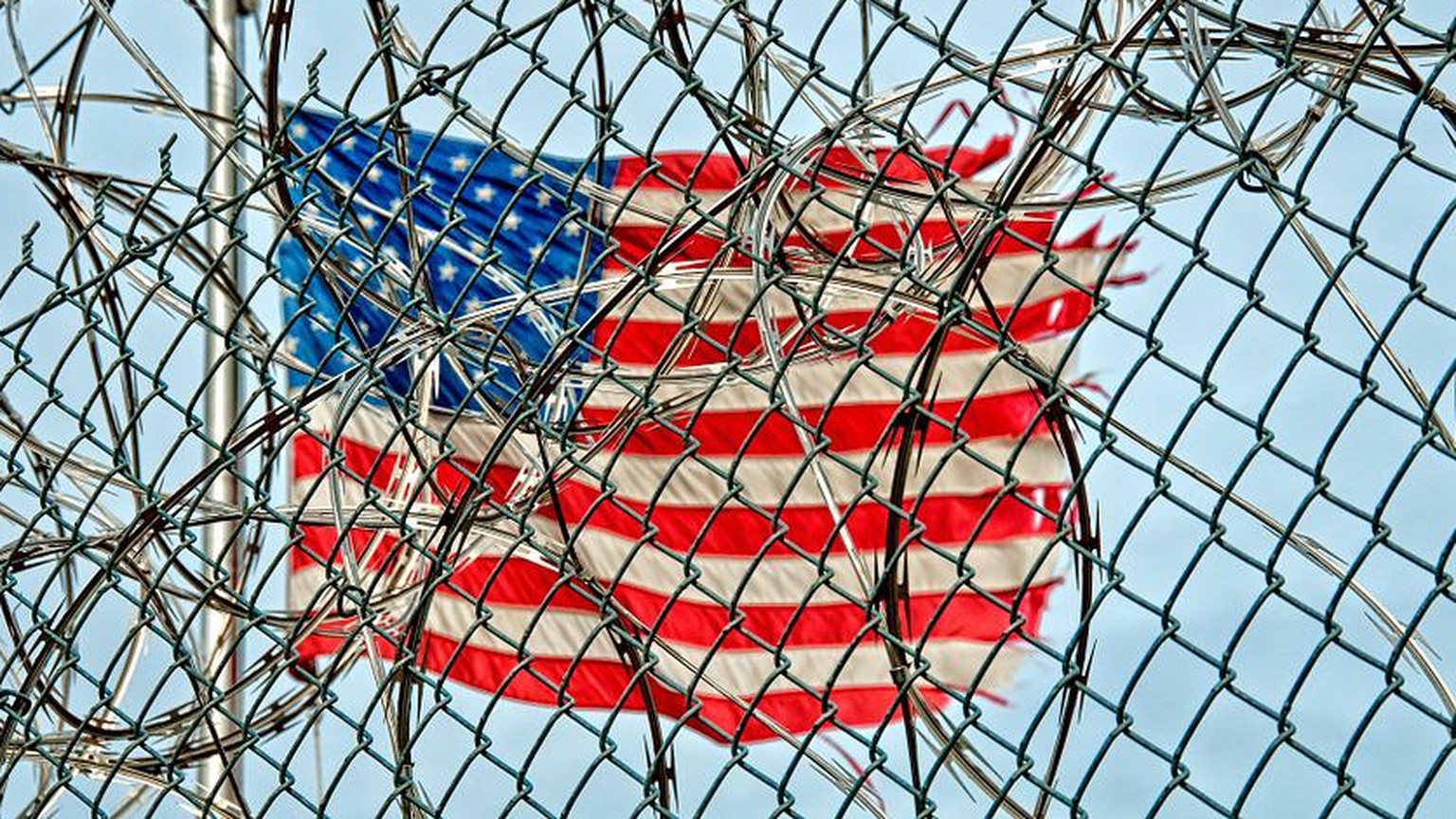 USA Gefängnis Flagge Symbolbild
