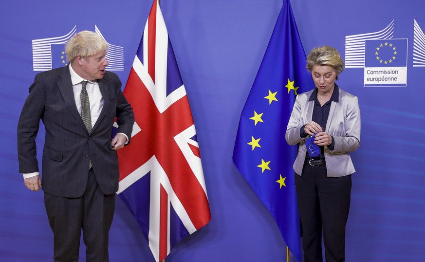 epa08873134 Britain&#039;s Prime Minister Boris Johnson (L) is welcomed by European Commission President Ursula von der Leyen (R) prior to post-Brexit trade deal talks, in Brussels, Belgium, 09 Decemb ...