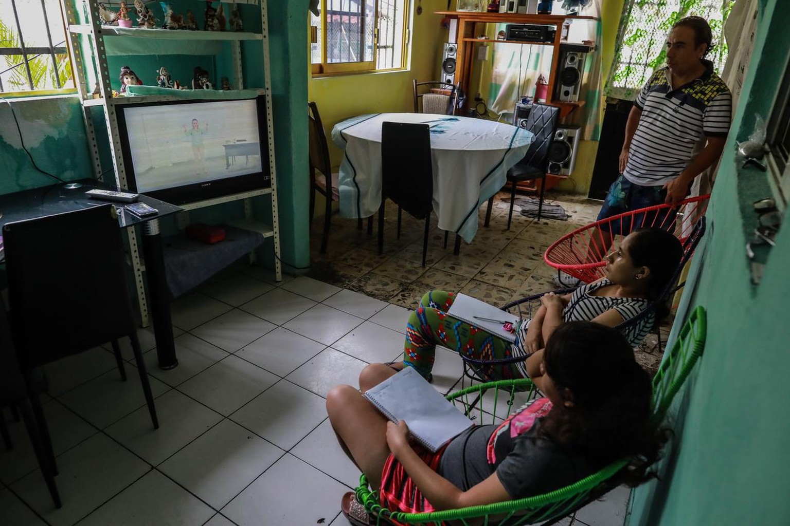 epa08623261 Sisters America (C) and Patricia (bottom) take their first virtual class in Acapulco, Mexico, 24 August 2020. More than 30 million Mexican students began the school year from home on 24 Au ...