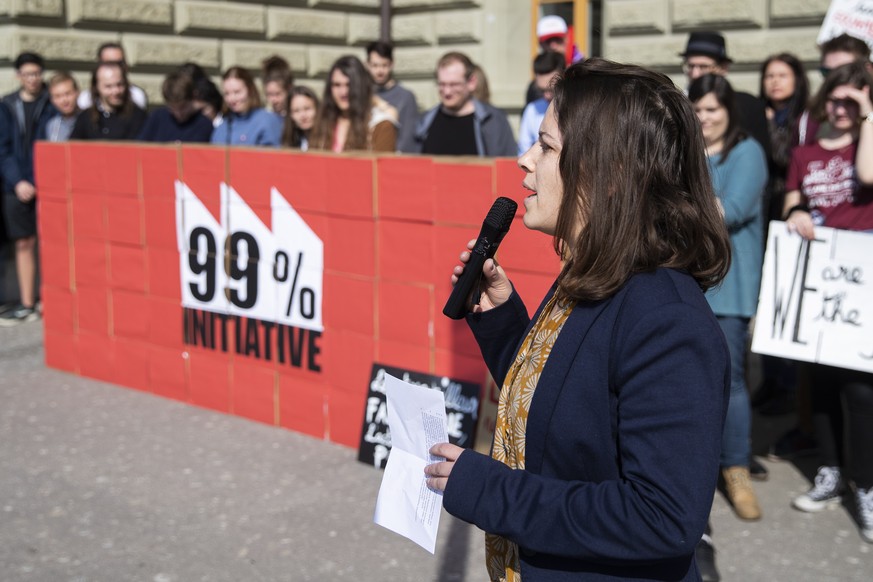 Mattea Meyer, Nationalraetin SP-ZH, spricht bei der Einreichung der 99-Prozent-Initiative, am Dienstag, 2. April 2019 in Bern. (KEYSTONE/Peter Klaunzer)